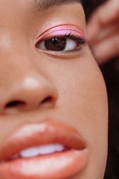 Model Jasmin Johnson wears a full Fenty Beauty look—here's everything on her face swatched and reviewed. Makeup Ideas Blue Eyes, Makeup Ideas Blue, Eyeshadow For Beginners, Beginner Eyeshadow, Apply Lipstick, Contour Makeup Tutorial, Model Shots, Beginner Makeup, Blending Eyeshadow