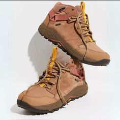 Hiking Boots Mom Jeans, Old School Hiking Boots, Luxury Waterproof Hiking Boots For Adventure, Summer Hiking Boots, Hiker Boots, Family Hiking, Hiking Essentials, Hiking Outfits, Weather Boots