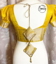 Blouse Designs Simple Style, Yellow Silver Blouse Design, Back Neck Dori Designs For Blouses, Saree Blouse Dori Designs, Back Dori Design Blouse, Belaus Design, Dori Designs For Blouse, Blouse Design For Plain Blouse, Plain Blouse Neck Designs