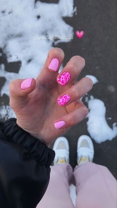 Pink Short Nails Design Ideas, Pretty 2023 Nails, Cute Pink Nails Short With Design, Gel Nails Ideas Short Preppy, Cute Nails Acrylic Pink Girly, Preppy Pink Nails Short, Preppy Nail Inspo Pink, Pink Gel Nails Ideas Short, How Many Rings Should You Wear