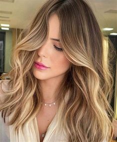 Pin on nuevo look. Blonde Hair Pictures, Blonde Highlights On Dark Hair, Honey Blonde Hair, Dark Blonde Hair, Blonde Hair Inspiration, Blonde Hair With Highlights, Long Hair With Bangs, Hair Inspiration Color, Hair Pictures