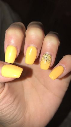 Yellow Sparkle Nails, Yellow Nails With Glitter, Mate Nails, Glitter Gel Nail Designs, Yellow Glitter, Glitter Gel Nails, Seasonal Nails, Gel Nail Design, Sparkle Nails