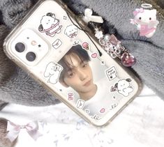 my phone case deco<3 y si, de nuevo con la pc de soobin pq las demas no combinan con esta era XD #soobin #phonecase #phoneinspo #case #kpopcase Phone Case Deco, Charm Phone, Decoden Phone Case, Phone Decor, Phone Inspo, Phone Ideas