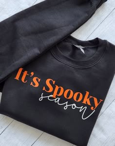 Cute Cricut Designs For Shirts, Halloween Sweater Ideas, Halloween Vinyl Ideas, Cricut Sweaters, Crewneck Design Ideas, Fall Shirt Ideas, Sweater Print, Halloween Clothes, Halloween Crewneck