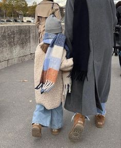 Uggs Aesthetic, Outfit Ideas Matching, Aesthetic Fall Outfit, Mom Daughter Outfits, Daughter Fashion, Mother Daughter Fashion, Daughter Outfits, Matching Mom, Outfit Ideas Winter