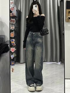 Stil: Casual/Street/Vintage/Hip Hop/PreppyMaterial: CottonPassform: Regular FitBundhöhe: MittelhochBeinform: Leicht ausgestellt Authentischer Vintage-Waschung: Diese Jeans sind mit einer vintage-inspirierten Waschung versehen, die ihnen eine perfekt eingetragene Optik verleiht. Die subtilen Verblassungen und distressed Details fügen Charakter hinzu und machen diese Jeans zu einem zeitlosen Klassiker in jeder Garderobe. Komfortabler Hochwertiger Denim: Hergestellt aus hochwertigem Denim, bieten diese Jeans sowohl Haltbarkeit als auch Komfort. Der Stoff hat genau die richtige Menge an Stretch, um Bewegungsfreiheit zu gewährleisten, während er dennoch seine Form bewahrt, selbst nach häufigem Tragen. Cute Outfits Flare Jeans, Flared Jeans Outfits, Flared Jeans Outfit Y2k, Faded Jeans Outfit, Outfits With Flare Jeans, Outfit With Flare Jeans, Outfits With Flares, How To Style Baggy Jeans, Flare Jean Outfit