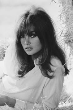 French Girl Hair, 60s Hair, Jean Shrimpton, How To Cut Bangs, Black And White Photograph, Grunge Hair, French Girl, Vintage Hairstyles