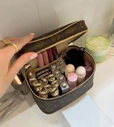 Smink Inspiration, Vogue Beauty, Fancy Makeup, Make Up Inspo, Luxury Makeup, Makeup Items, Makeup Essentials, Charlotte Tilbury, Aesthetic Makeup