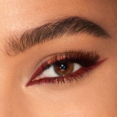 Makeup For Red Dress Brown Eyes, Copper Eyeliner Looks, Fox Eye Eyeshadow, Colour Eyeliner Looks, Red Simple Makeup Look, Light Red Makeup, Coloured Eyeliner Looks, Makeup For Copper Hair, Red Waterline Makeup