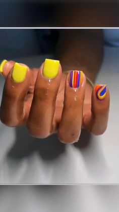 Floral Nails Summer, Short Nail Designs Summer, Nail Set Short, Short Nails 2022 Trends, Nails Esthetic, Short Nails White, Short Nails 2022, Short Nail Set, Drippy Nails