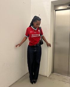 Styling Soccer Jerseys Outfit, Girls Wearing Jerseys Outfits, Football Inspired Outfits, Red Soccer Jersey Outfit, Styling A Soccer Jersey, Jerseys Outfits Women, Bloc Core Outfit, Style A Jersey Women, Jersey T Shirt Outfit