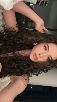 Amanda Diaz, Curly Hair Care Routine, Brown Curly Hair, Smink Inspiration, Wavy Curly Hair, Curly Hair Care, Dream Hair, Long Curly Hair, Aesthetic Hair