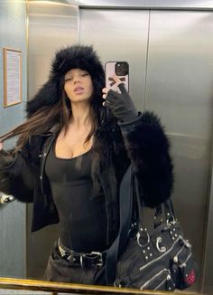 Fur Hat Black, Maquillage Goth, Faux Fur Fashion, Trapper Hat, Ootd Outfits, Looks Street Style, Fur Hat, Streetwear Fashion Women, Winter Fits