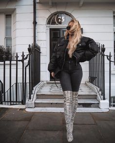 Outfit Ideas With Snakeskin Boots, High Sock Boots, Thigh High Sock Boots, Cold Day Outfits, Outfit Botas, Thigh High Sock, Winter Boots Outfits, Snakeskin Boots, Trendy Outfits Winter