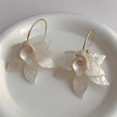 Each piece in this collection is a symphony of elegance and charm, designed to adorn you with grace and elevate your every moment. With delicate motifs, shimmering gemstones, and a touch of vintage allure, these jewels are more than accessories; they are heirlooms waiting to be cherished. Material: Metal Flower Hoop Earrings, Resin Flowers, Pearl Flower, Large Earrings, Leaf Pendant, Fashion Accessories Jewelry, Design Floral, Elegant Earrings, Gold Hoop Earrings