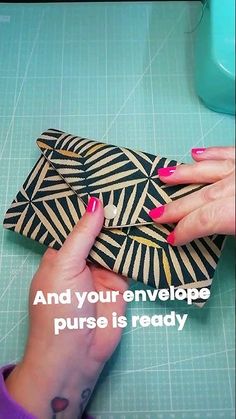 Sew this envelope purse in 7 minutes!!! clutch bag / bag making #sewing ... Sewing Clutch Bags, Envelope Purse Pattern, Sew Small Bag, Envelope Clutch Pattern, Clutch Bag Tutorial