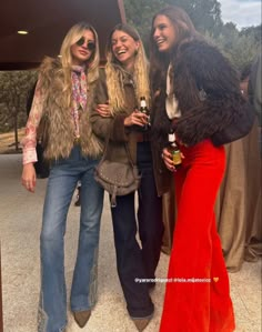 Transitioning Fall Outfits, Aspen Summer Fashion, Spanish Winter Fashion, Fur Vest Outfits, Look Hippie Chic, Classy Fashion Style, Mountain Chic, Look Boho Chic, Luxury Photography