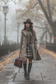 This beautiful women's dress will complete your autumn look. Woman's outfits for fall Sweater On Dress Outfit, Cute Autumn Outfit, New England Aesthetic Outfits, Scotland Autumn Outfit, Fall Uniform Outfits, Dublin Fashion Street Style, Edinburgh Outfit Autumn, Vintage Women Outfits, Scotland Outfit Ideas