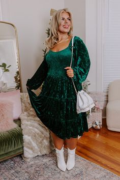 Green Outfit Christmas, Curvy Christmas Outfit, Green Velvet Dress Outfit, Emerald Green Dress Outfit, Brand Session, Trendy Christmas Outfits, Luxe Style, Long Sleeve Cocktail Dress, Loose Sleeves