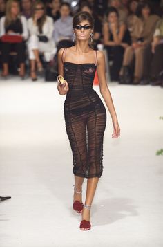 141 photos of Dolce & Gabbana at Milan Fashion Week Spring 2001. Women Models, Runway Outfits, Dior Couture, Mode Vintage