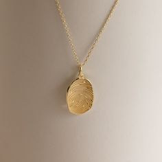 Fingerprint Jewelry Caitlyn Minimalist, Necklace Pendant Design Ideas, Memory Jewelry Necklaces, Thumb Print Necklace, Thumbprint Jewelry Memorial, Finger Print Jewelry, Engraved Jewelry Ideas, Engraved Necklace Ideas, Engraving Ideas Jewelry