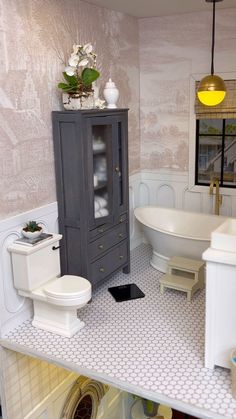 a bathroom with a sink, toilet and bathtub in it's center area