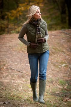 Welly's and cute vest for fall. Country Winter Outfits, English Country Fashion, Mode Tips, Country Style Outfits, Country Casual, Country Wear, Country Fashion, Estilo Preppy, Mode Casual