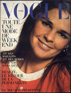 a magazine cover with a smiling woman on the front and back covers in french language