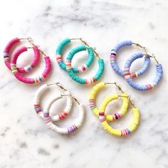 Choker Ideas, Heishi Bracelet, Bead Hoop Earrings, Beaded Jewelry Earrings, Beaded Earrings Diy, Diy Bracelet Designs, Beads Bracelet Design