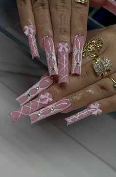 Add a modern edge to your look with graphic line nail designs that are sharp and stylish! #graphiclinesnails #sharpnails #nailart #naildesigns #manicure #modernnails #nailtrends Long Pink Nail Designs, Italy Nails, Precious Nails, Line Nail Designs, Acrylic Nail Designs Coffin, Es Nails, Girls Nail Designs, Modern Nails