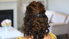 Hairstyles Using Small Claw Clips, Hair Half Up Half Down With Clip, Short Hair In Clip Hairstyles, Medium Length Hair With Claw Clip, Bun Hairstyles For Shoulder Length Hair, Claw Clip For Short Curly Hair, Shoulder Length Curly Hair Half Up, Half Up Hair Claw Clip, Shoulder Length Curly Hairstyles Half Up