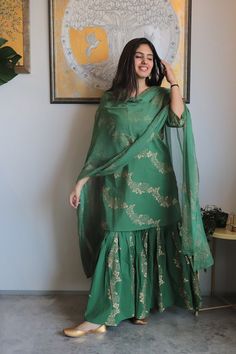 Green Sharara, Desi Aesthetics, Indian Party, Indian Salwar Kameez, Pakistani Dresses Casual, Salwar Kamiz, Indian Dresses Traditional, Traditional Indian Outfits, Simple Pakistani Dresses