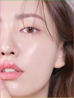 What is glass skin? Wondering how to get it? Here, you’ll find everything you need to know about the Korean glass skin routine. Korean Glass Skin Routine, Glass Skin Naturally, Glass Skin Routine, Pale White Skin, Skin Aesthetic, Korean Glass Skin, Clear Glowing Skin, Glowing Skincare