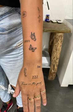 Sticket tattoo sleeve Ephemeral Tattoo, Tato Minimal, Small Girly Tattoos, Hand And Finger Tattoos, Muster Tattoos, Small Pretty Tattoos, Small Hand Tattoos, Cute Tattoos For Women