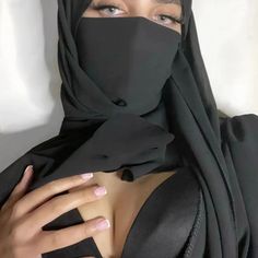 تعال كلمني في اليل حبيبي Arabic Clothing, Niqab Fashion, Bratz Inspired Outfits, Jeans With Heels, Arabian Beauty Women, Beautiful Muslim Women, Arab Fashion, Arab Women, Beautiful Hijab