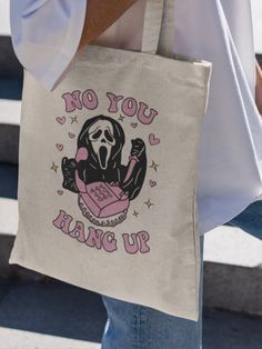 Ghost Face Killer from Scream funny tote bag. Trendy tote bag to use for shopping and everyday use. Halloween tote bag. Halloween Tote Bags Diy Paint, Scream Funny, Scream Party, Donut Drawing, Handpainted Tote Bags, Cult Horror, Movie Horror, Painting Fashion, Funny Tote Bags