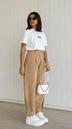 Pants And T Shirt Outfit, 2025 Outfits, Outfits Juveniles, Look Office, Office Outfits Women, Elegante Casual, Event Outfit, Stylish Work Outfits, Causual Outfits