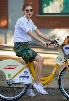 Camouflage Skirt Outfit, Bike Shorts Outfit Summer, Jenny Walton Style, Jenny Walton, Bike Shorts Outfit, Linda Rodin, Giorgia Tordini, Mari Giudicelli, Jenna Lyons