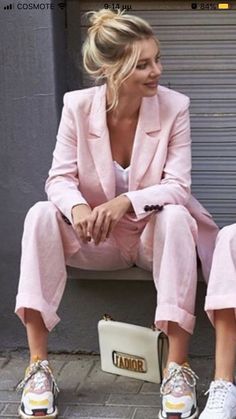 #fashion #look #fashionista #fashionstylist #looks  #moda #estilo #tendencia #tendenciasdemoda #style Pink Linen Blazer Outfit, Outfit Formal Verano, Look Fashionista, Working Girl Style, Outfits Juvenil, Trendy Fall Outfits, Smart Casual Outfit, Fashion Mistakes, Blazer Outfits