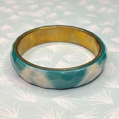 Vintage Facet Bangle, Blue BoHo Bangle, Facet Bangle, Turquoise Bangle, Shagreen Bangle, Messing Bangle, Lucite Bangle Gorgeous faceted bangle, ONE of a Kind Bangle Delightful the colors and quality are amazing (see video)  Lightweight (34 gram) and comfortable to wear This is a messing bangle and the Sea green/White  faceted outside is lucite I think It is gorgeous material and in perfect vintage condition Measurements internal diameter: 65 mm Width: 17 mm Turquoise Bangle, Boho Bangle, The Bangles, Bracelet Boho, Vintage Bracelet, Sea Green, Vintage Bracelets, Boho Bracelets, Favorite Jewelry