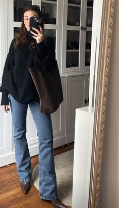 Latest Fall Fashion Trends, Nyc Winter Outfits, Flare Jeans Outfit, Fashion Bella, Winter 23, Paris Mode, Corporate Outfits, Outfit Inspo Fall, Mode Inspiration