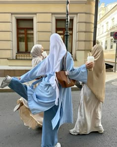 Muslimah Lifestyle, Hijabi Friends, Summer Hijabi, Pinterest Summer, Muslim Friends, Hijab Summer, Hijab Inspiration, Basket Bags, Hijabi Fits