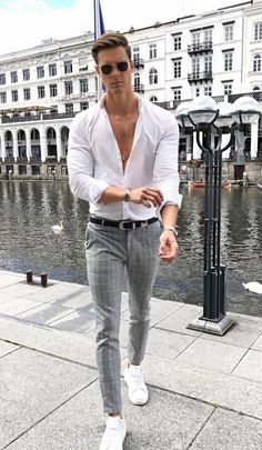 O Retorno do Xadrez | 45 Looks com a Calça Quadriculada – O Cara Fashion Shirt And Pants Combinations For Men, Best Casual Shirts, Shirt Outfit Men, Herren Style, Formal Men Outfit, Mens Fashion Smart, Mens Fashion Classy, Grey Pants, Tarzan