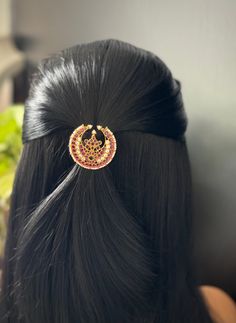 This antique cute Gold finished CZ kemp Jada billa Hair brooch studded with AD / CZ perfectly pairs up with your traditional attire! With a forked pin at the back, you can use on a ponytail or a bun ! Height: 4 Cm  Width: 4 Cm  Weight: 0.6 Oz  Care Instruction : Avoid Heat & Chemicals Like Perfume, Deo, Alchol, Etc. | Clean With Dry Cotton Cloth | Pack In our Anti tarnish box after use. Brooch In Hair, Antique Hair Clips, Hair Brooch Hairstyle, Jada Billalu Designs, Jada Billalu, Indian Hair Accessories, Hair Bun Pin, Clip Wedding Hair, Wedding Hair Pin