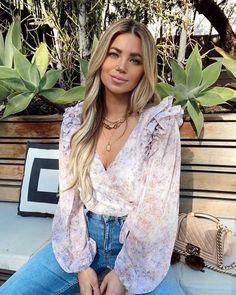 Spring Attire, Birthday Girl Quotes, Long Sleeve Skater Dress, Blouse Casual Fashion, Cute Modest Outfits, Gorgeous Blouses, Model Outfits, Trendy Tops