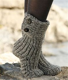 Love these boots, not only are they comfy, but they're cozy and perfect for winter super cute,suitable for winter prices only $39. Sandal Rajut, Cozy Slippers Boots, Crochet Slipper Boots, Crochet Socks, Knitted Socks, Slippers Pattern, Knitted Slippers, Slippers Cozy, Sock Patterns