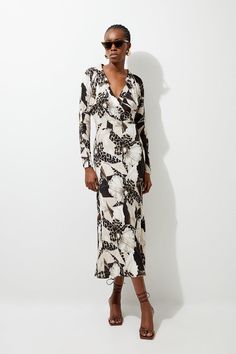 A Romantic Floral Print Adorns This Midi Dress, Crafted From A Lightweight Woven Viscose That Make It Perfect For Transitional Seasons And The Warmer Months. The Flower Design Immediately Catches The Eye Whilst The Plunging Neckline And Figure-Fitting Sihouette Add Feminine Flare. Presented With Long Sleeves And A Midaxi Length That Sits Just Above The Ankles. Floral Printed Woven Viscose Collared Midaxi Dress Vibrant Printed Design Silhouette That Hugs Curves Cinched In At The Waist V Neckline Hen Do Outfits, Wedding Portugal, Workwear Capsule Wardrobe, Plus Size Workwear, Outfits For Mexico, Spring Wedding Guest Dress, Romantic Floral Print, Petite Business Casual, Ibiza Outfits