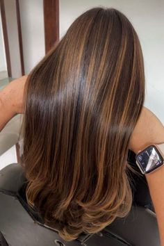 Here are 30 gorgeous and trendy caramel hair ideas to inspire your future hair makeover. One-tone, caramel balayage, subtle highlights, and many more ideas await you! Brown Hair With Caramel, Caramel Highlights