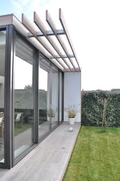 Moderne uitbreiding woning Spanbroek | Pergola patio, Buitenkant huis, Architectuur huis