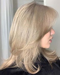 Beige Hair With Blonde Highlights, Blonde Hair Color Ideas Cool Tones, Ashy Beige Blonde Hair, Blonde Beige Hair, Light Beige Blonde Hair, Light Ashy Blonde Hair, Winter Blonde Hair Color, Ash Blonde Hair With Highlights, Silvery Blonde Hair